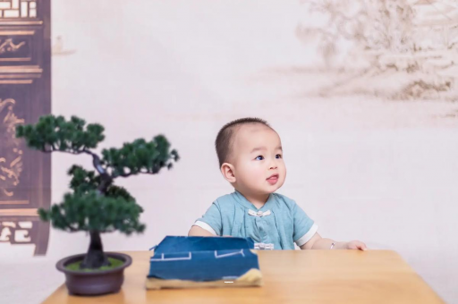 金湖五个月宝宝可以站吗